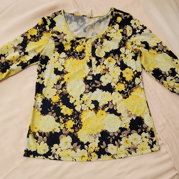 Women's Three-quarter Sleeve Floral Top - Picture 2 of 7